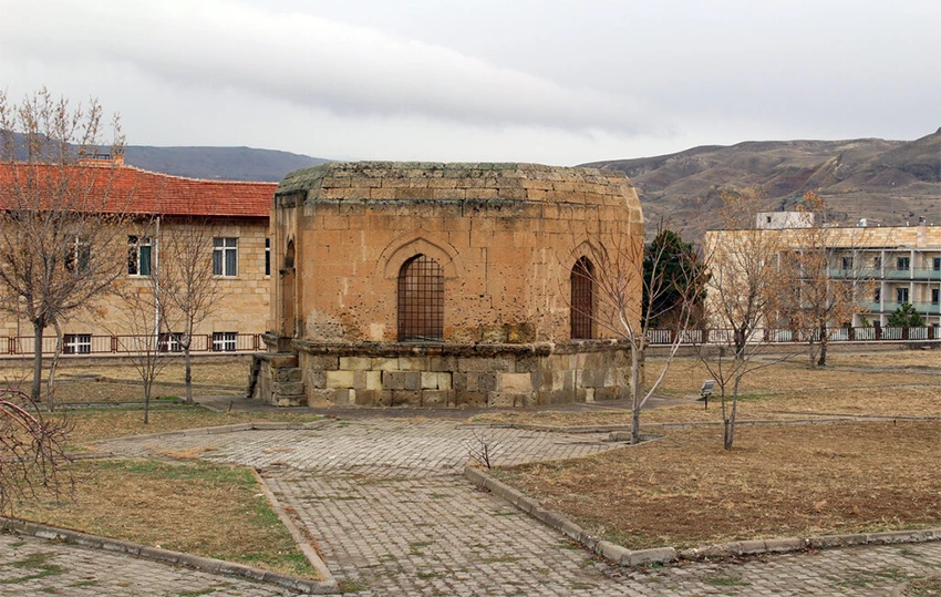 Altıkapı Tomb with six Seljuk arches in central Ürgüp