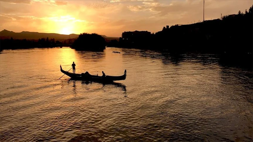 Gondola ride experience on the Kızılırmak River in Avanos