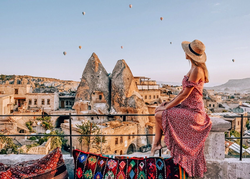 Istanbul to Cappadocia travel overview with plane, bus and road icons
