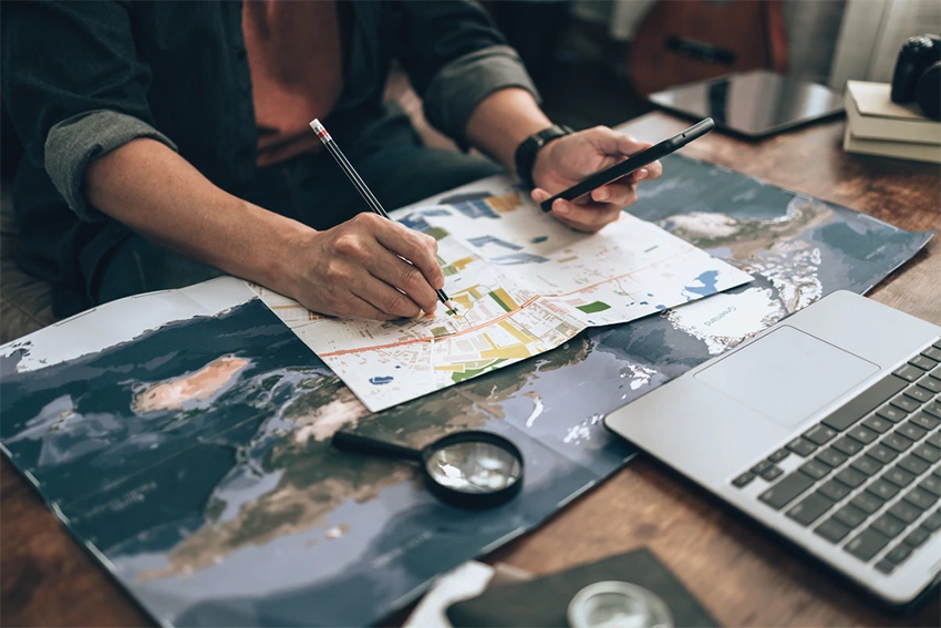 Planning guide for Cappadocia with balloons, luggage and family travel illustration