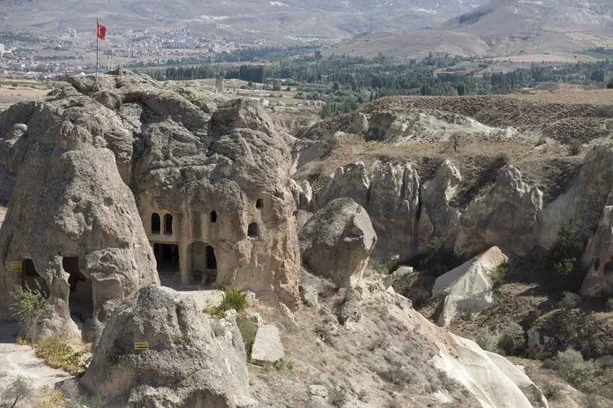Entrada excavada en la roca de la iglesia de Pancarlık en los acantilados volcánicos de Capadocia