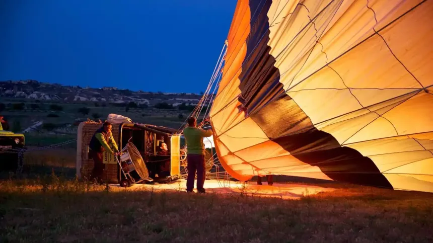 Cesta de globo aerostático y preparativos a primera hora de la mañana en Capadocia