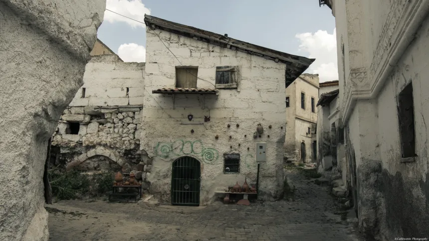 아바노스 구시가지의 오래된 석조 주택과 좁은 골목