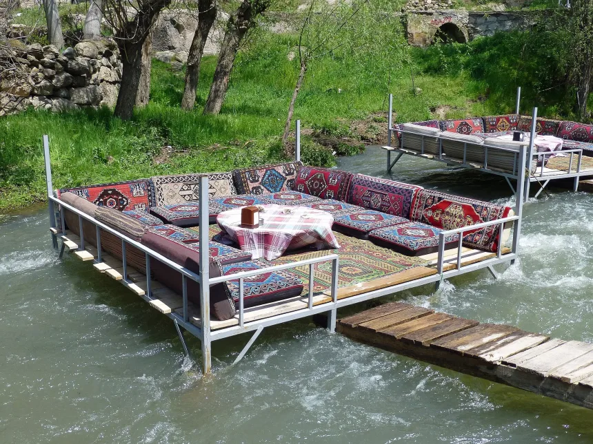 Zona de paseo y restaurantes junto al río Melendiz en Belisırma