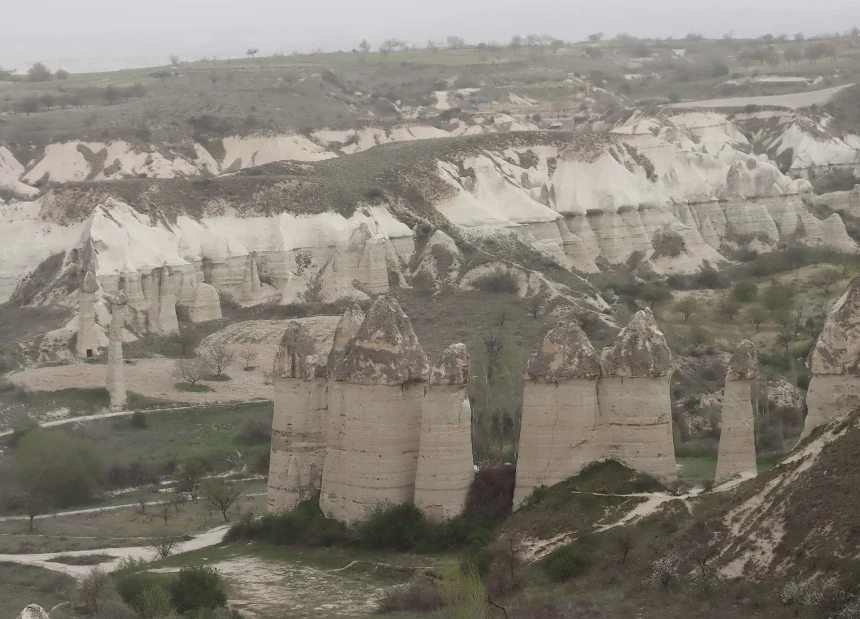 Kapadokya Aşk Vadisi’nde bağlar ve peribacaları yanındaki yürüyüş yolu