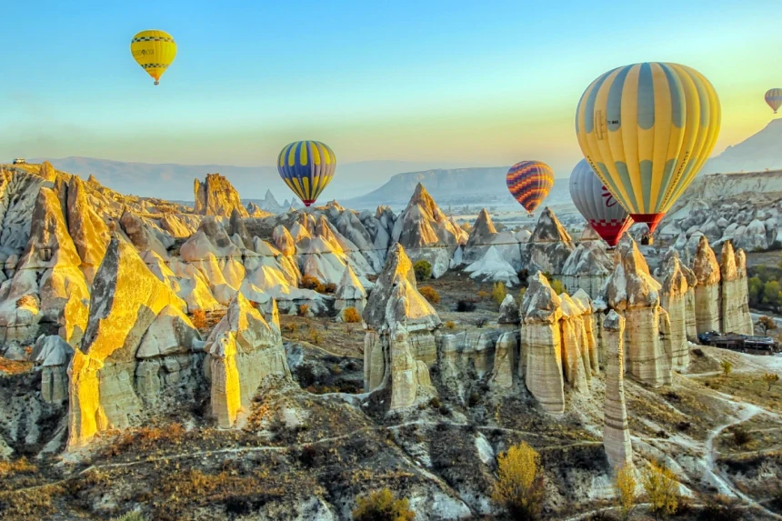 İki günlük gezi programında Kapadokya vadileri ve balonlar